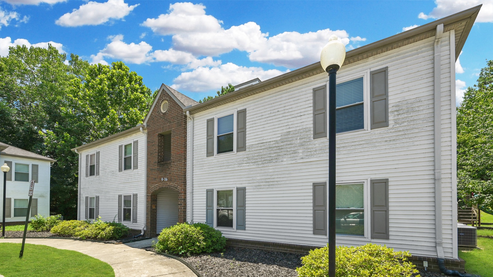 River Oaks Apartments building exterior